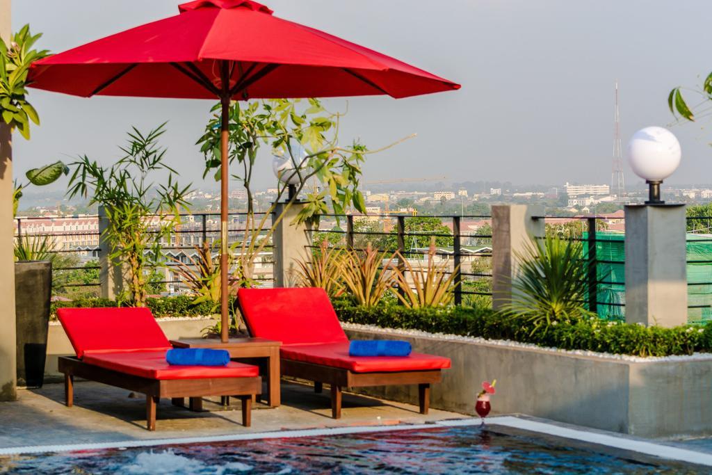 Diamond Palace Resort & Sky Bar Phnom-Penh Buitenkant foto
