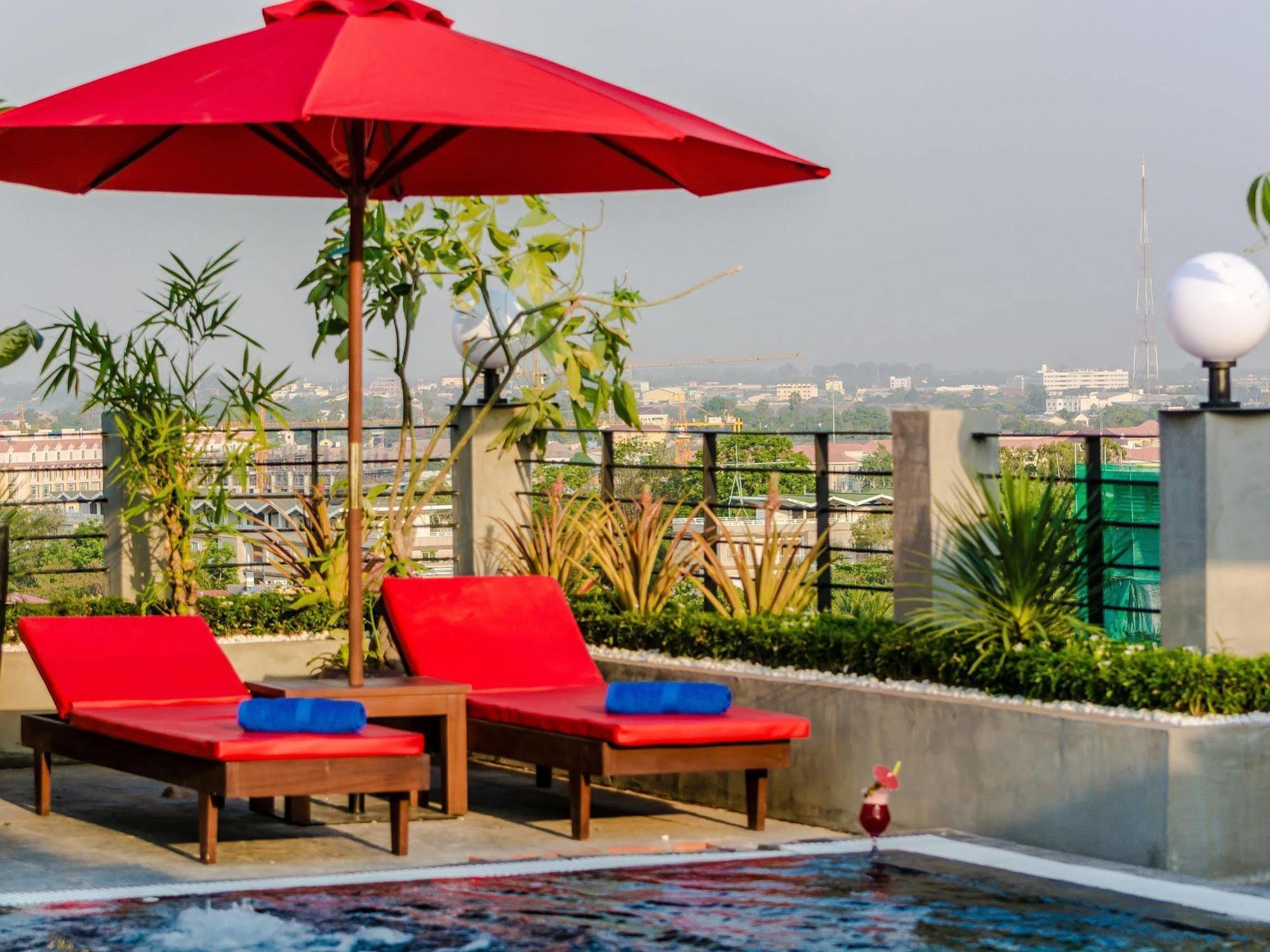 Diamond Palace Resort & Sky Bar Phnom-Penh Buitenkant foto
